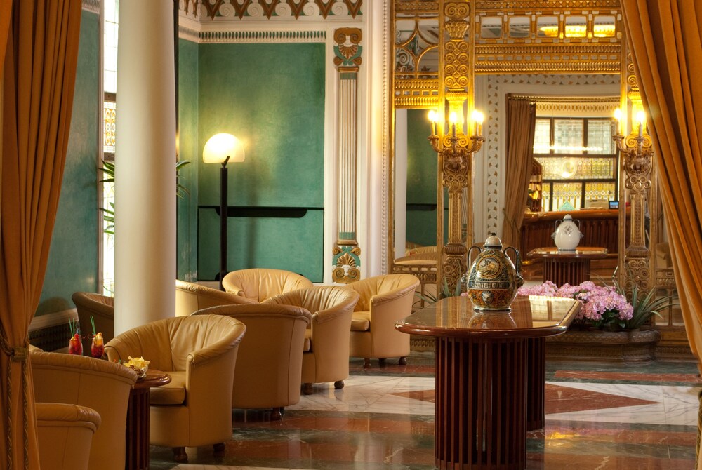 Lobby lounge, Hotel Roma