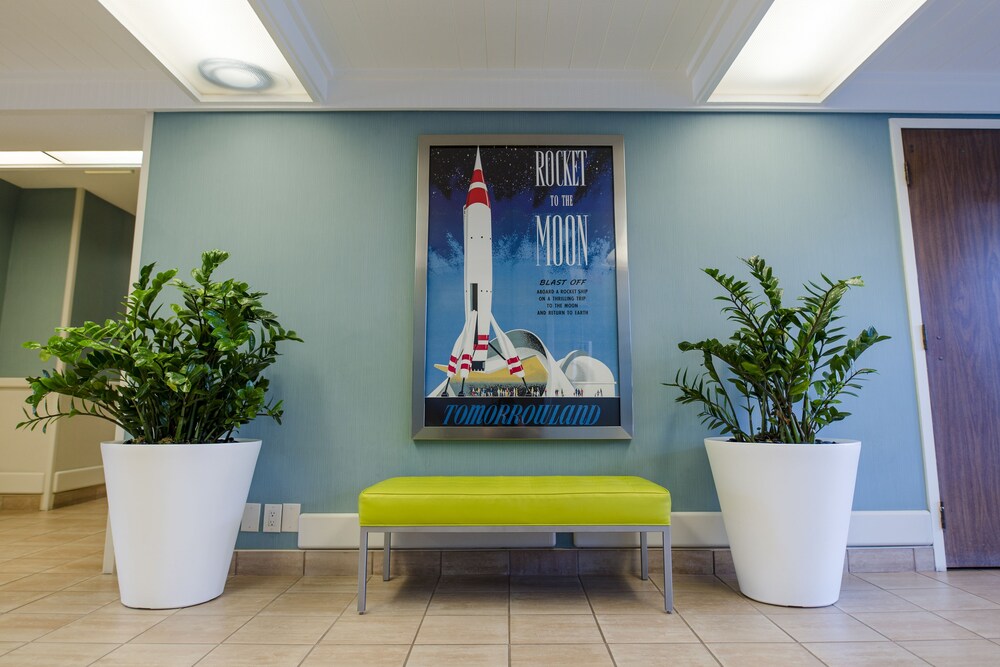 Lobby sitting area, Howard Johnson by Wyndham Anaheim Hotel & Water Playground