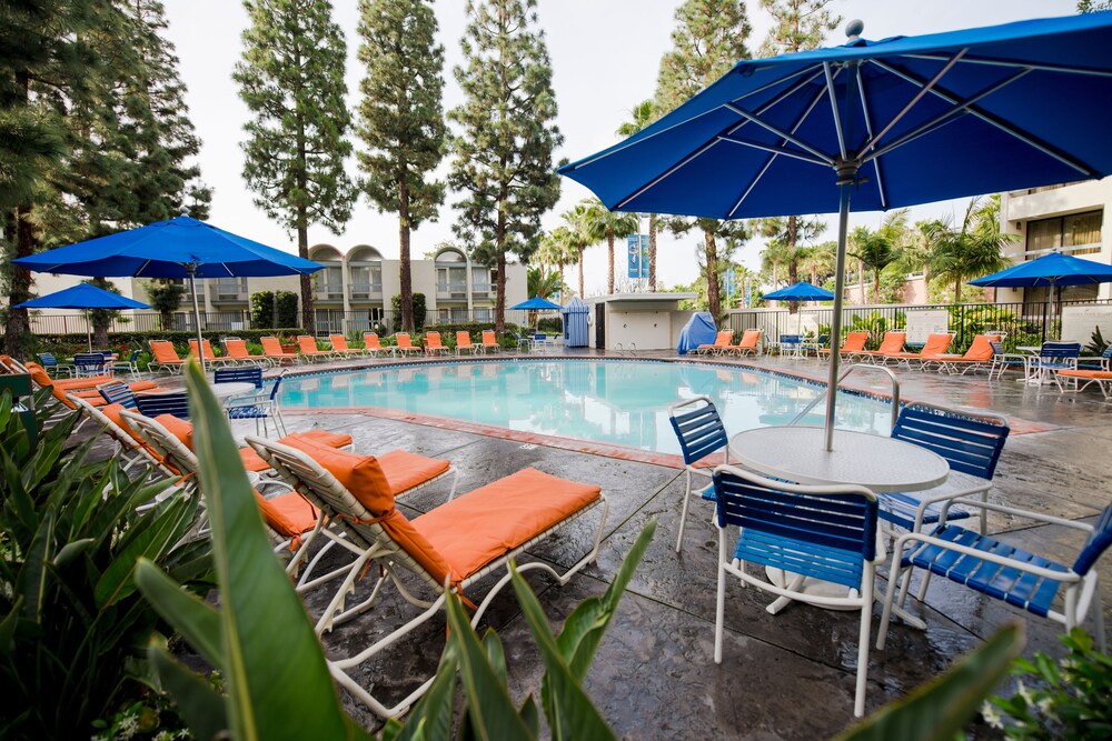 Outdoor pool, Howard Johnson by Wyndham Anaheim Hotel & Water Playground