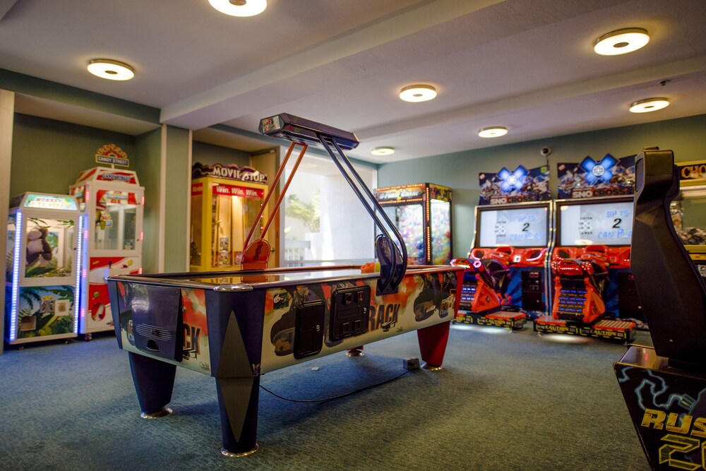 Game room, Howard Johnson by Wyndham Anaheim Hotel & Water Playground