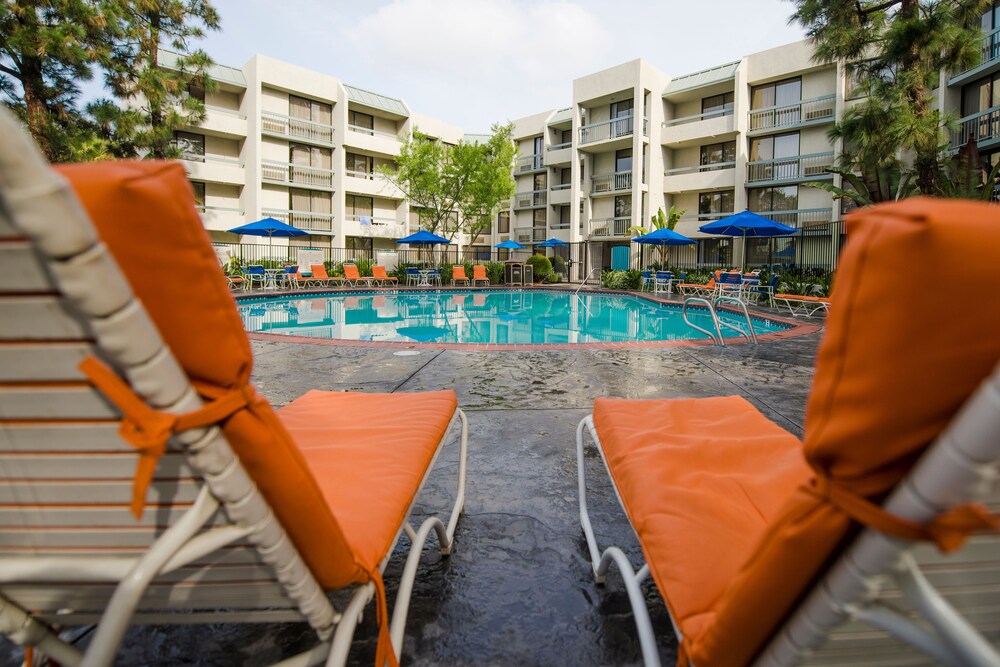 Outdoor pool, Howard Johnson by Wyndham Anaheim Hotel & Water Playground