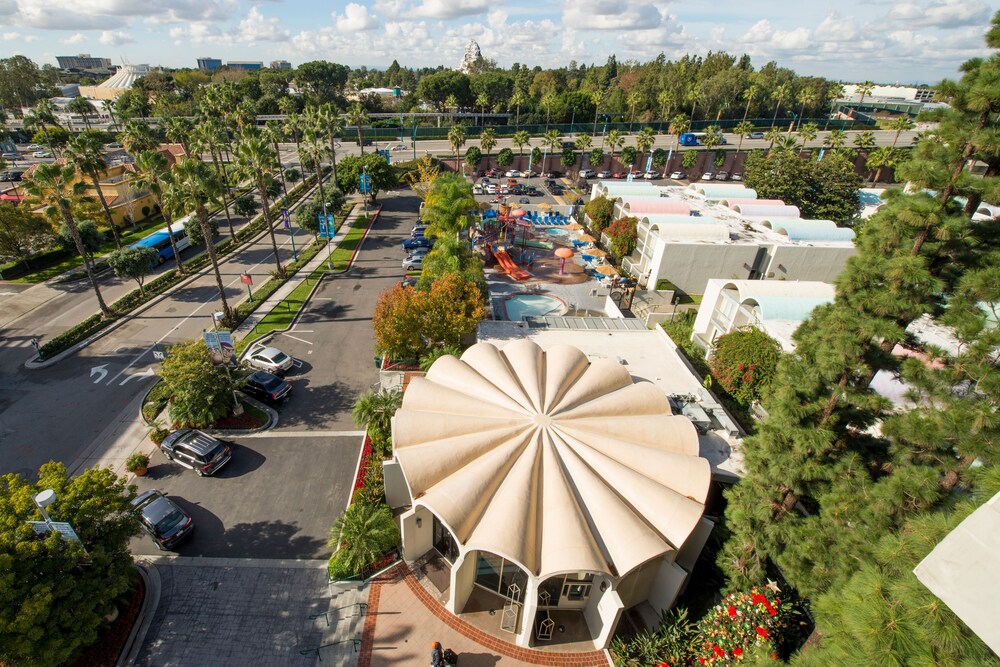 Property grounds, Howard Johnson by Wyndham Anaheim Hotel & Water Playground