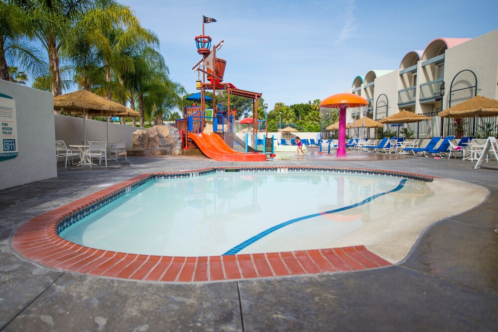 Children's pool, Howard Johnson by Wyndham Anaheim Hotel & Water Playground