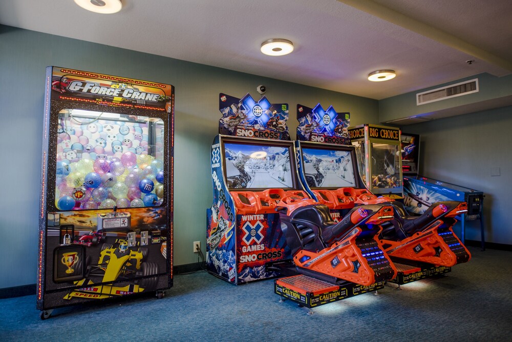 Game room, Howard Johnson by Wyndham Anaheim Hotel & Water Playground