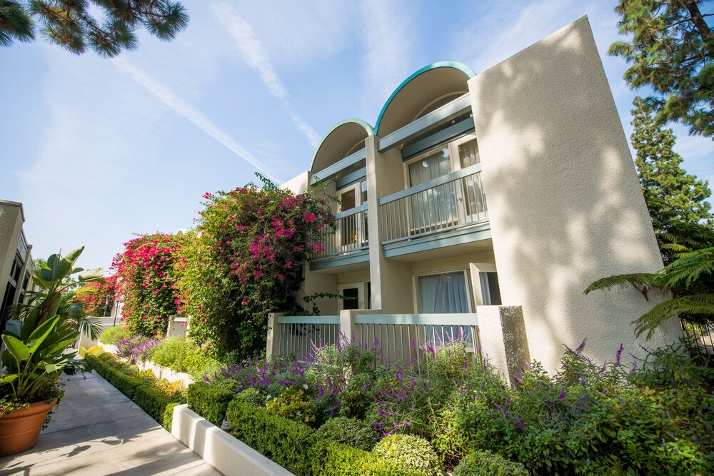 Garden, Howard Johnson by Wyndham Anaheim Hotel & Water Playground