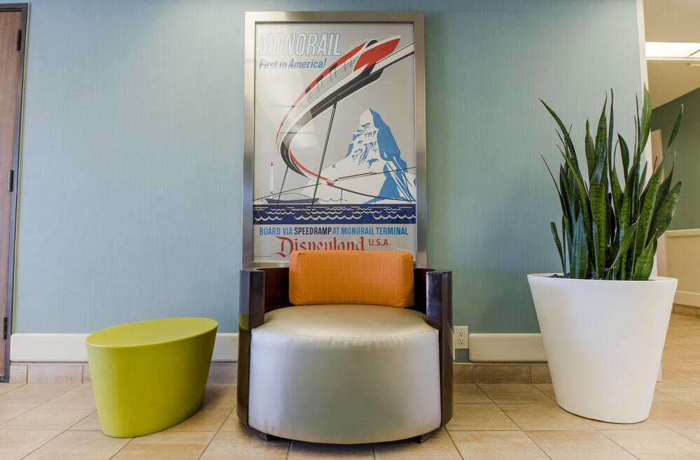 Lobby sitting area, Howard Johnson by Wyndham Anaheim Hotel & Water Playground