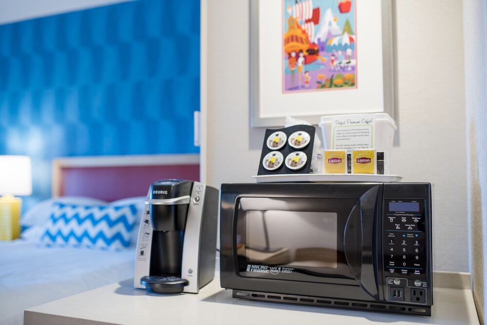 Microwave, Howard Johnson by Wyndham Anaheim Hotel & Water Playground