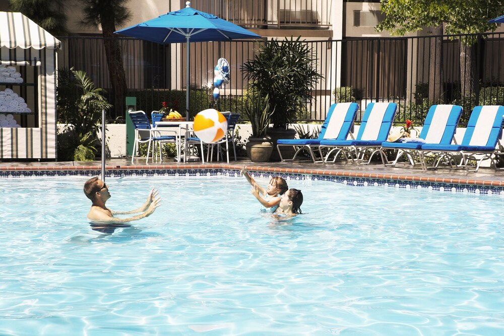 Outdoor pool, Howard Johnson by Wyndham Anaheim Hotel & Water Playground