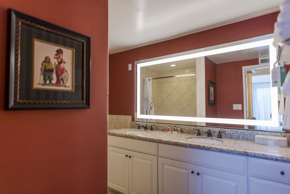 Bathroom, Howard Johnson by Wyndham Anaheim Hotel & Water Playground