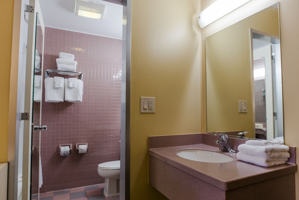 Bathroom, Howard Johnson by Wyndham Anaheim Hotel & Water Playground