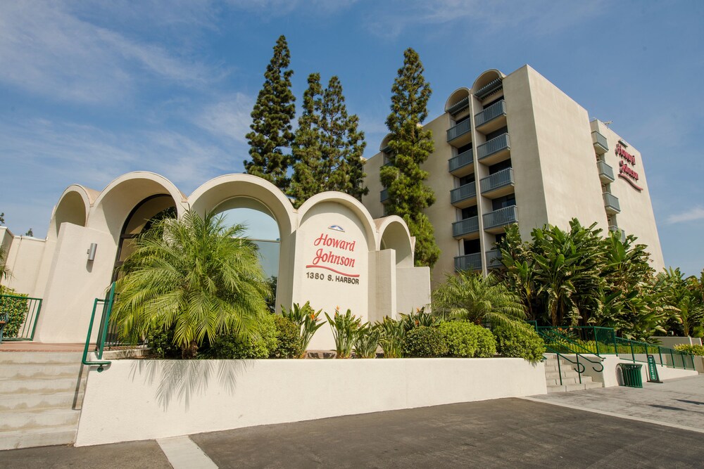 Front of property, Howard Johnson by Wyndham Anaheim Hotel & Water Playground