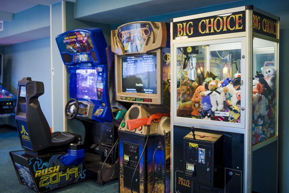 Game room, Howard Johnson by Wyndham Anaheim Hotel & Water Playground