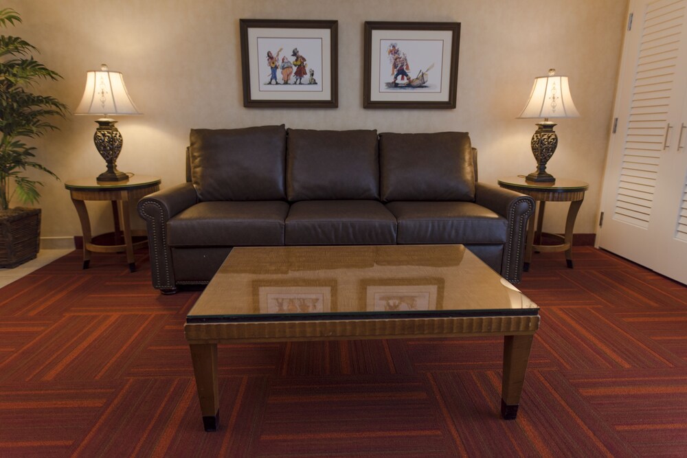 Living room, Howard Johnson by Wyndham Anaheim Hotel & Water Playground