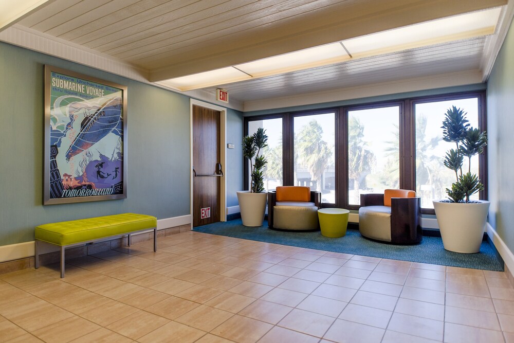 Lobby sitting area, Howard Johnson by Wyndham Anaheim Hotel & Water Playground