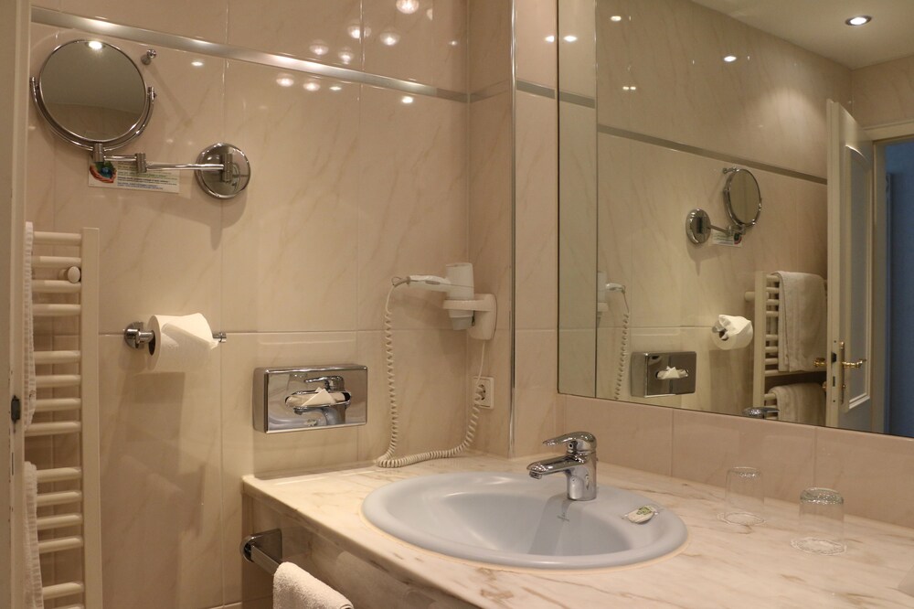 Bathroom sink