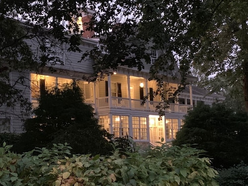 The Waterfront Historic Kent Manor Inn