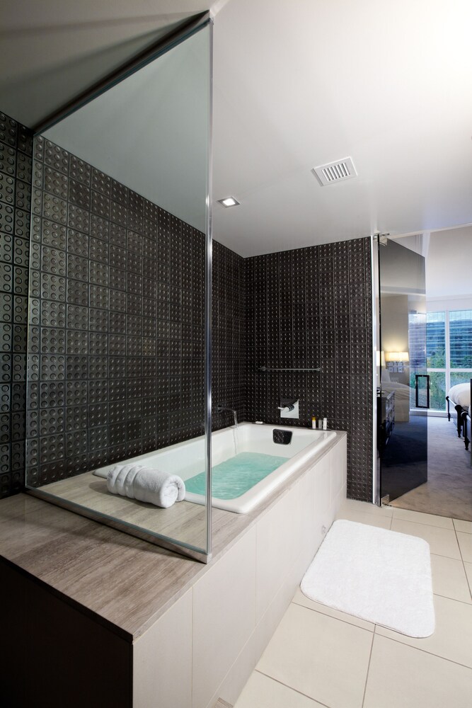 Deep Soaking Bathtub