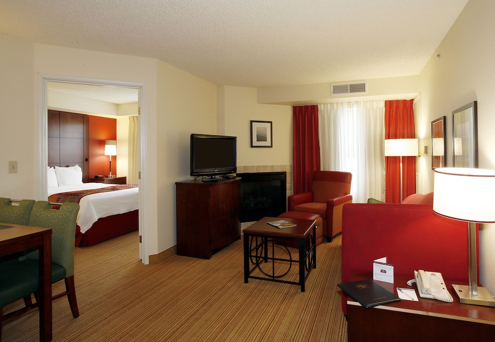 Suite, 2 Bedrooms - Living Area