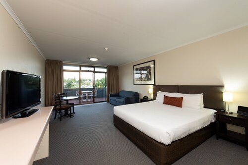 Adelaide Meridien Hotel & Apartments
