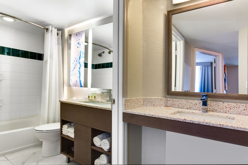 Bathroom, Holiday Inn Resort Orlando Suites - Waterpark, an IHG Hotel