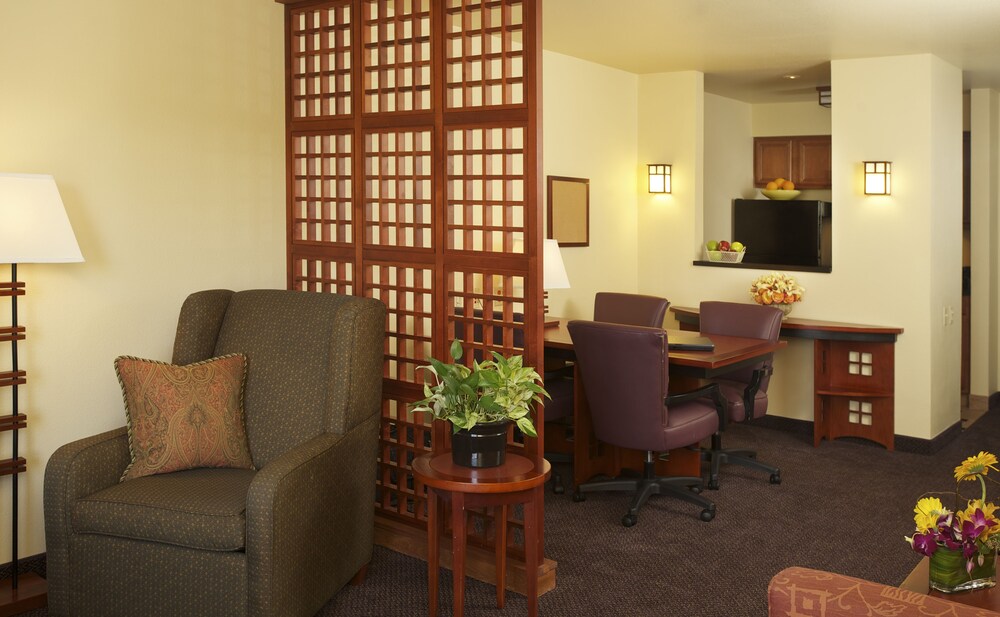 Living area, Larkspur Landing Roseville - An All-Suite Hotel