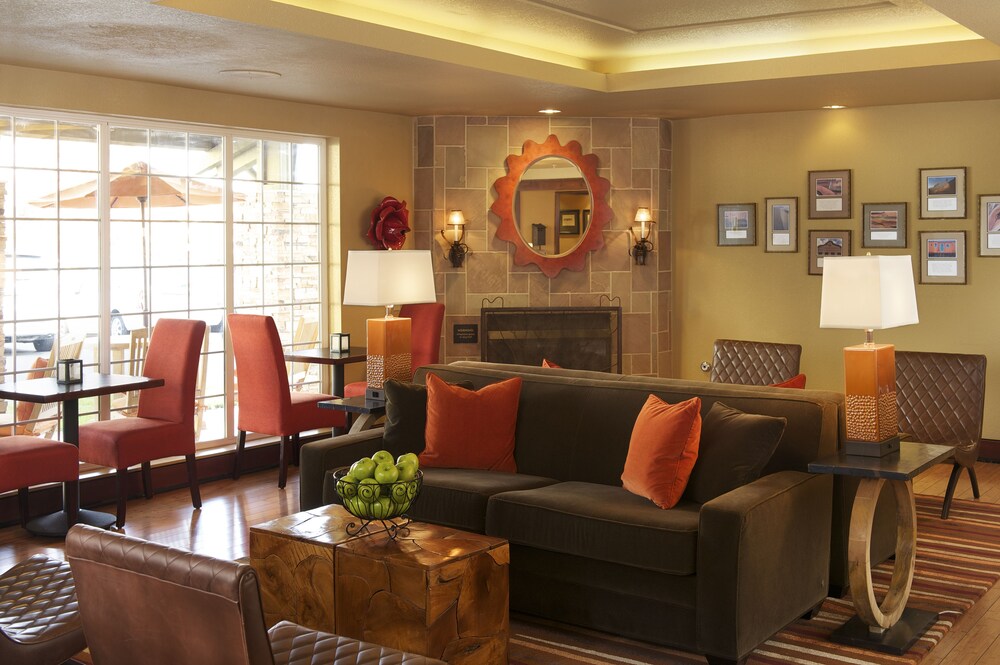 Lobby sitting area, Larkspur Landing Roseville - An All-Suite Hotel