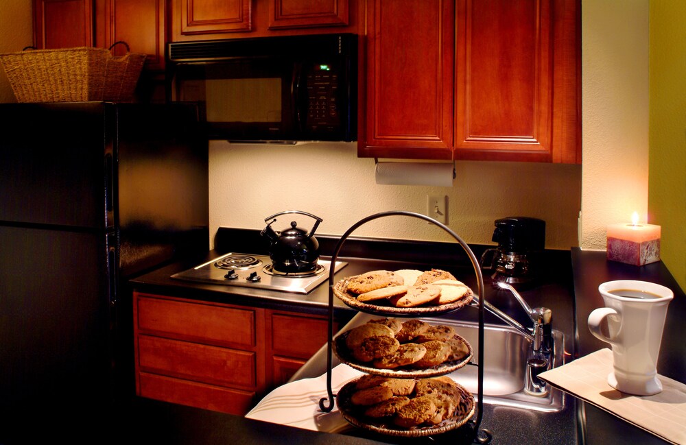 Private kitchen, Larkspur Landing Roseville - An All-Suite Hotel