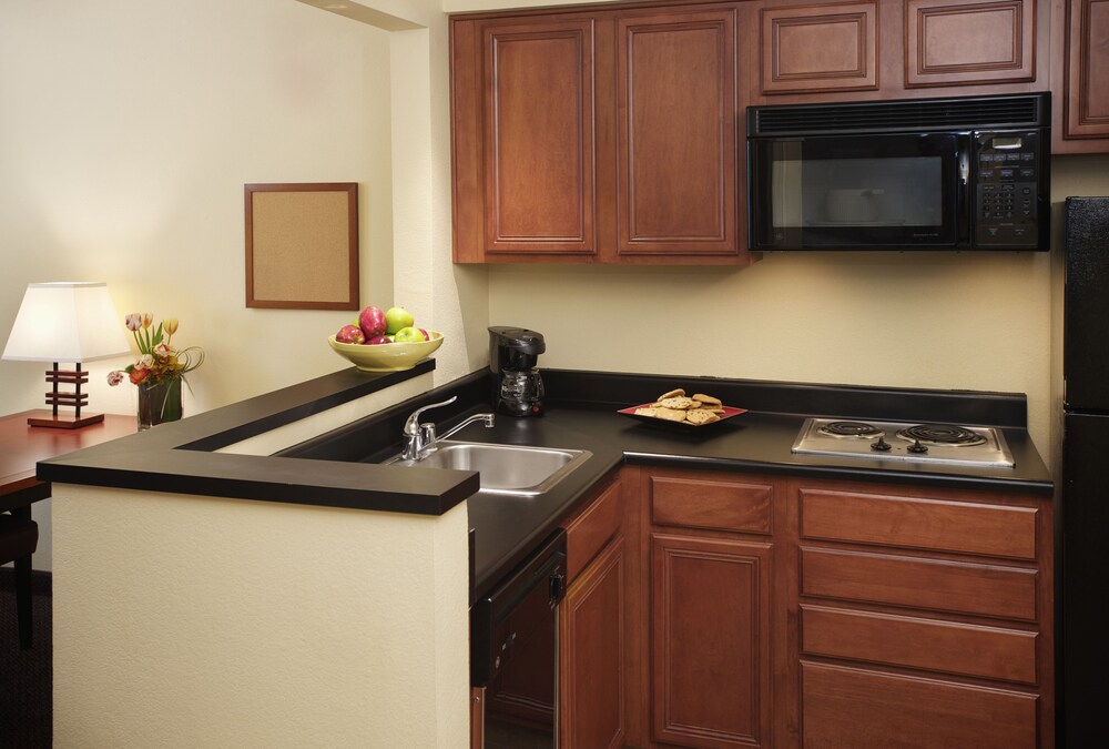 Private kitchen, Larkspur Landing Roseville - An All-Suite Hotel