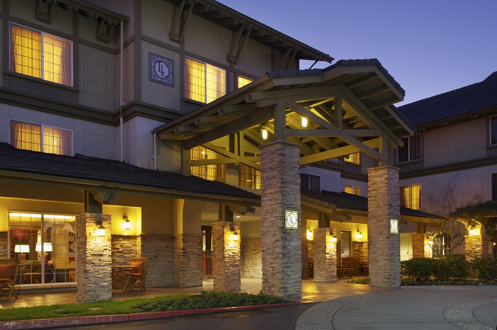 Front of property - evening/night, Larkspur Landing Roseville - An All-Suite Hotel