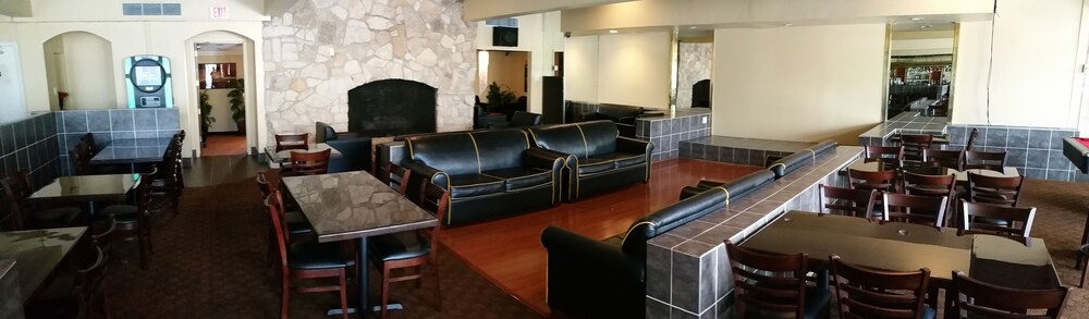 Lounge, Ramada by Wyndham Houston Intercontinental Airport East