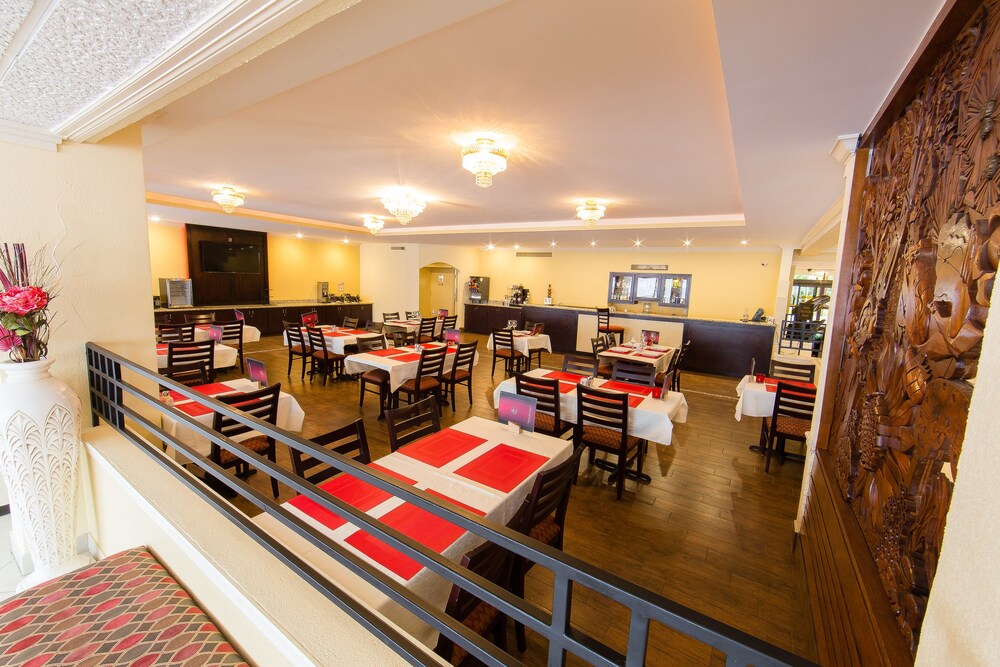 Dining, Ramada by Wyndham Houston Intercontinental Airport East