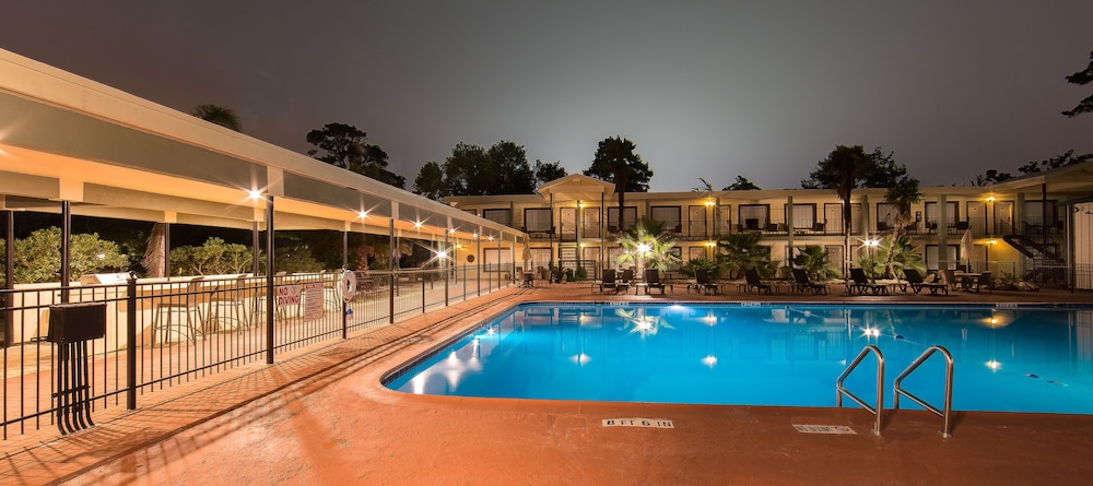 Outdoor pool, Ramada by Wyndham Houston Intercontinental Airport East