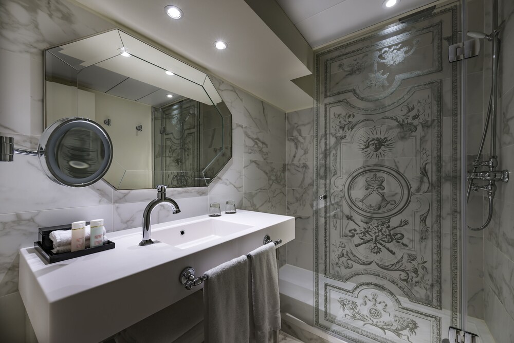 Baño, Hotel Le Louis Versailles Château MGallery