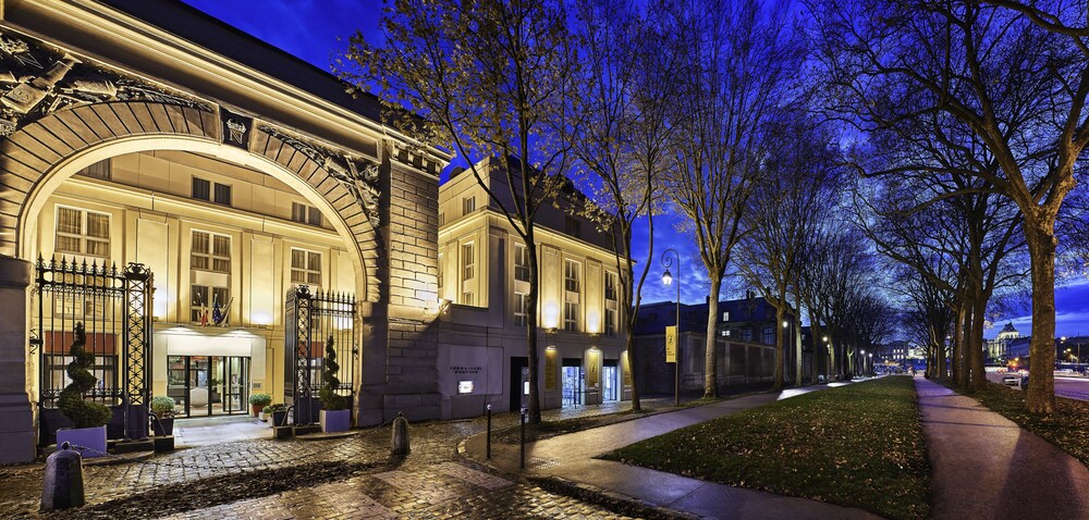 Jardines del alojamiento, Hotel Le Louis Versailles Château MGallery