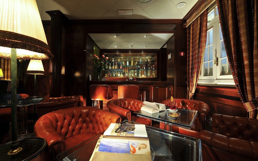 Hotel Bar