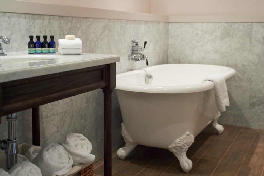 Deep Soaking Bathtub