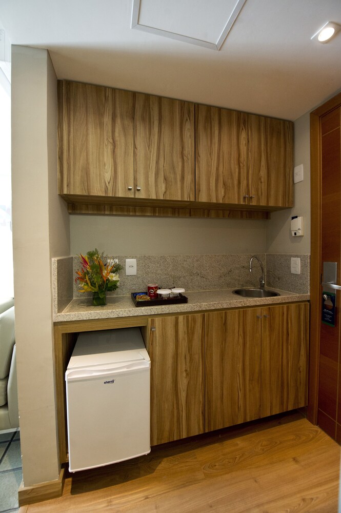 Cocina básica en la habitación