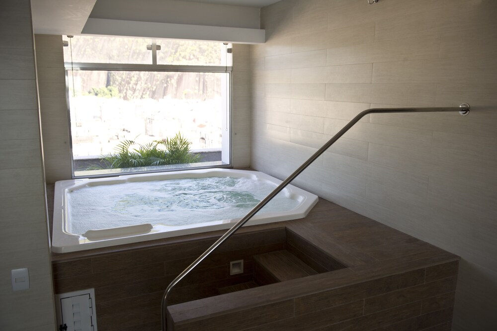 Bañera de hidromasaje en el interior