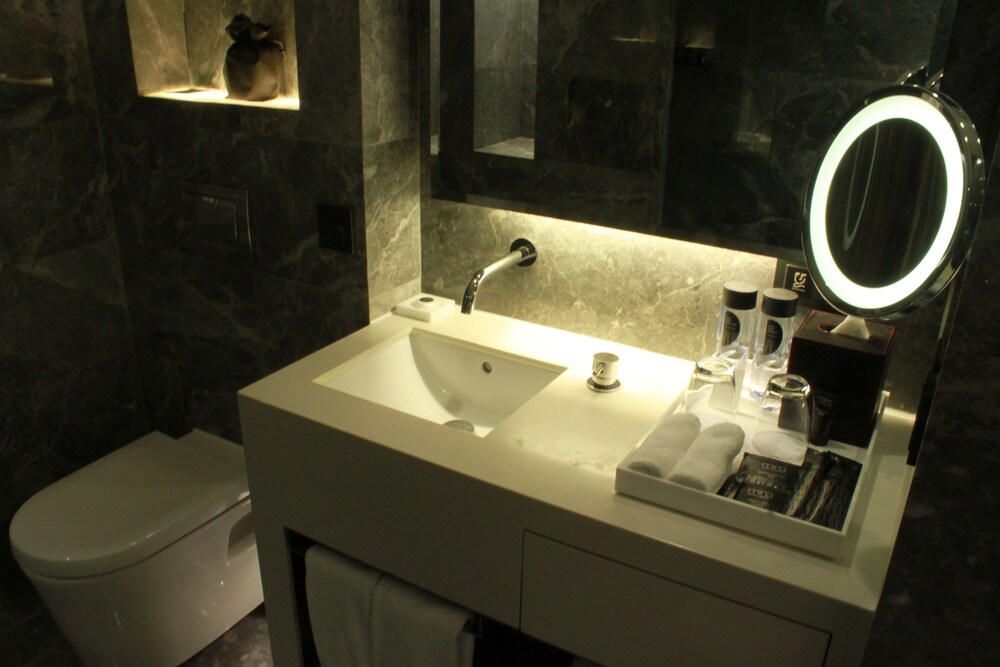 Bathroom, The Mira Hong Kong Hotel