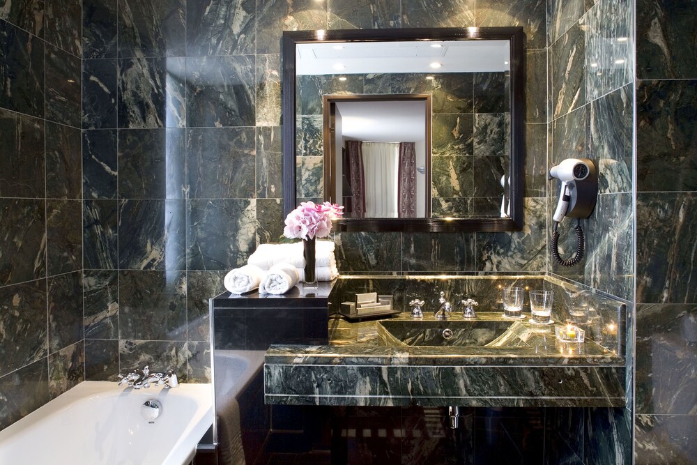 Prestige Suite - Bathroom