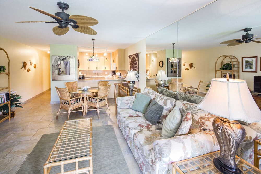 Suite, 1 Bedroom, 2 Bathrooms, Garden View - Living Room