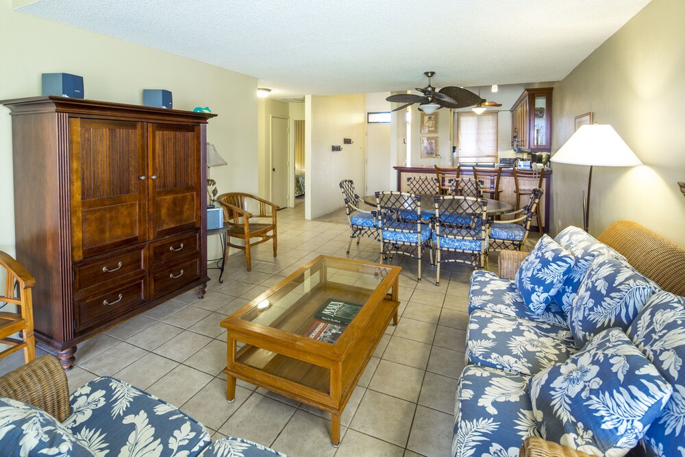 Suite, 3 Bedrooms, Partial Ocean View (3 Bathrooms) - Living Room