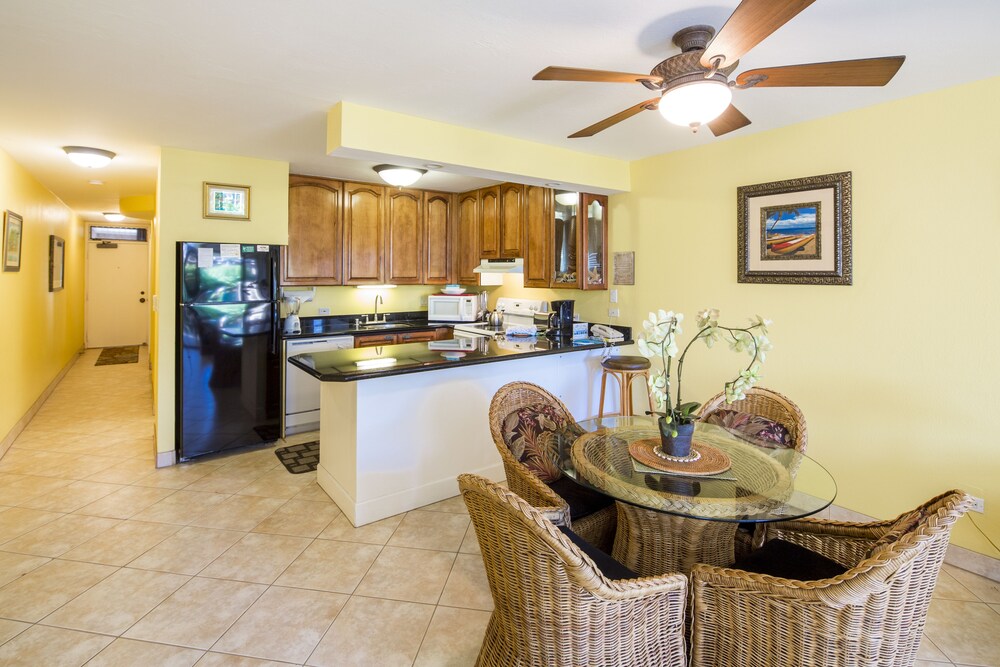 Suite, 1 Bedroom, 2 Bathrooms, Partial Ocean View - In-Room Dining