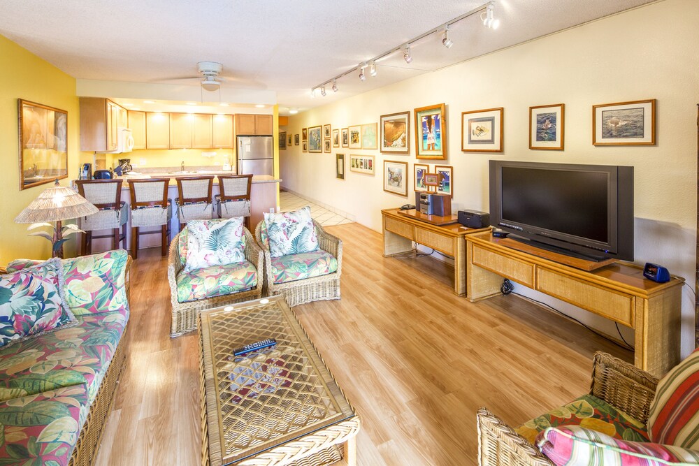 Suite, 1 Bedroom, 2 Bathrooms, Garden View - Living Room