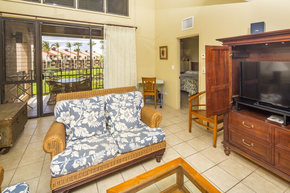 Suite, 3 Bedrooms, Partial Ocean View (3 Bathrooms) - Living Room
