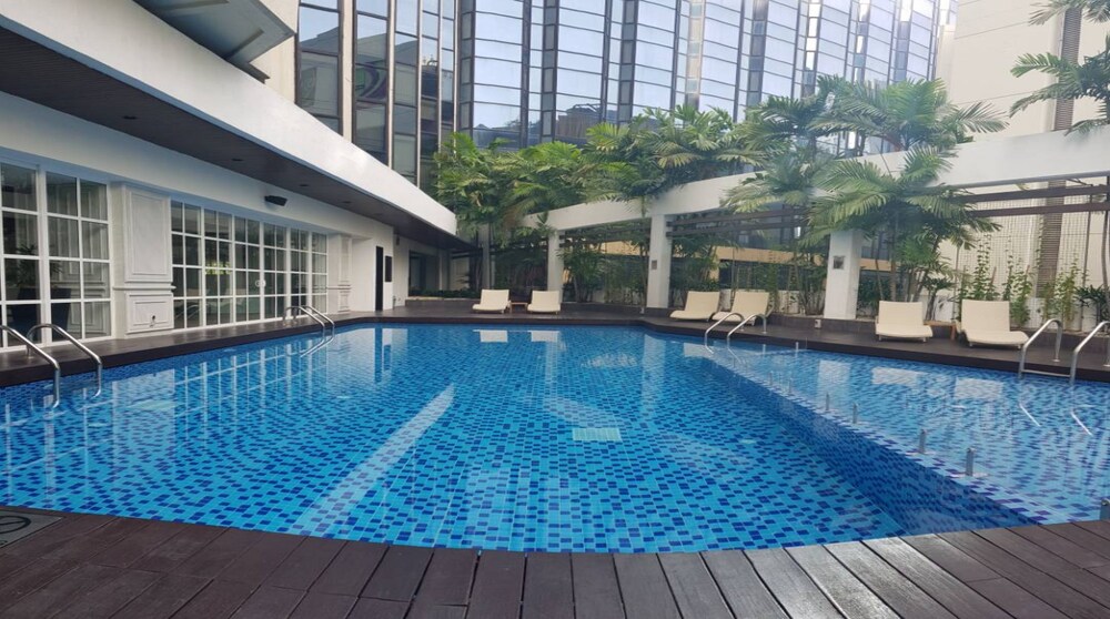 สระว่ายน้ำกลางแจ้ง