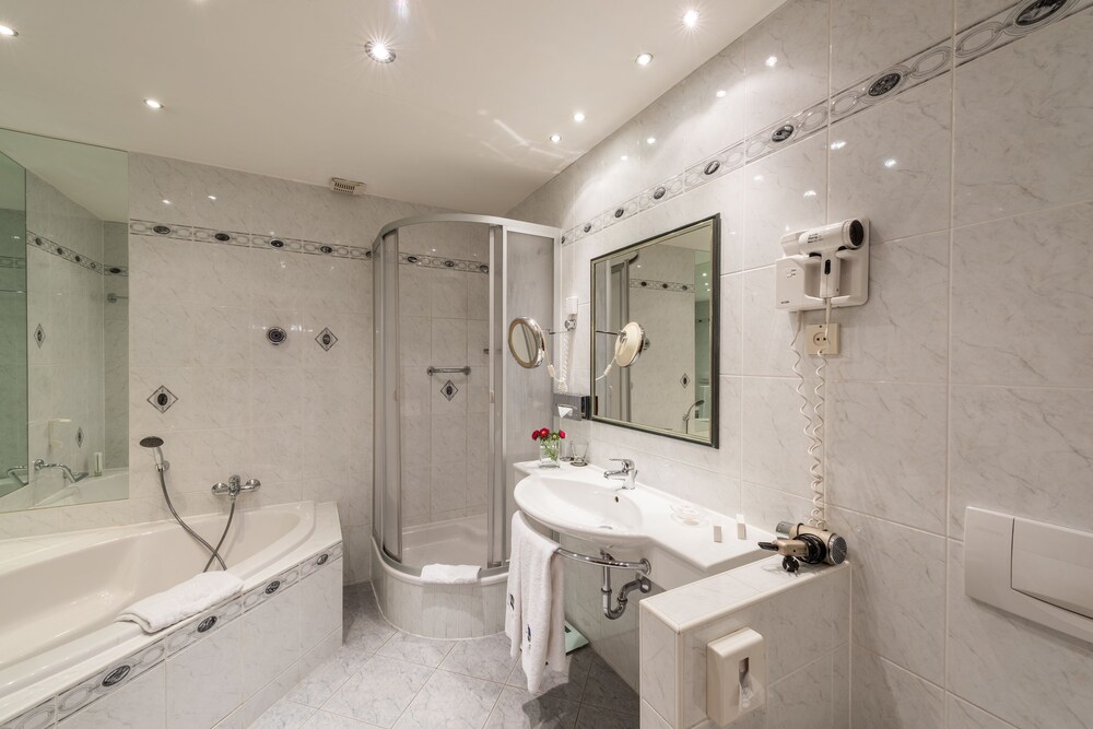 Deep Soaking Bathtub