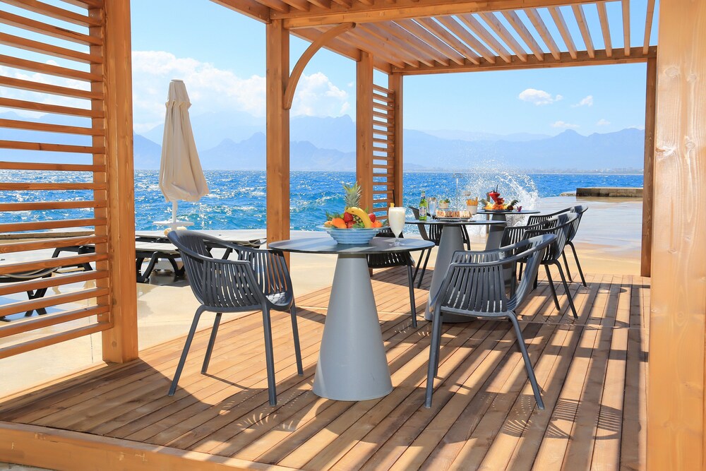 Poolside Bar