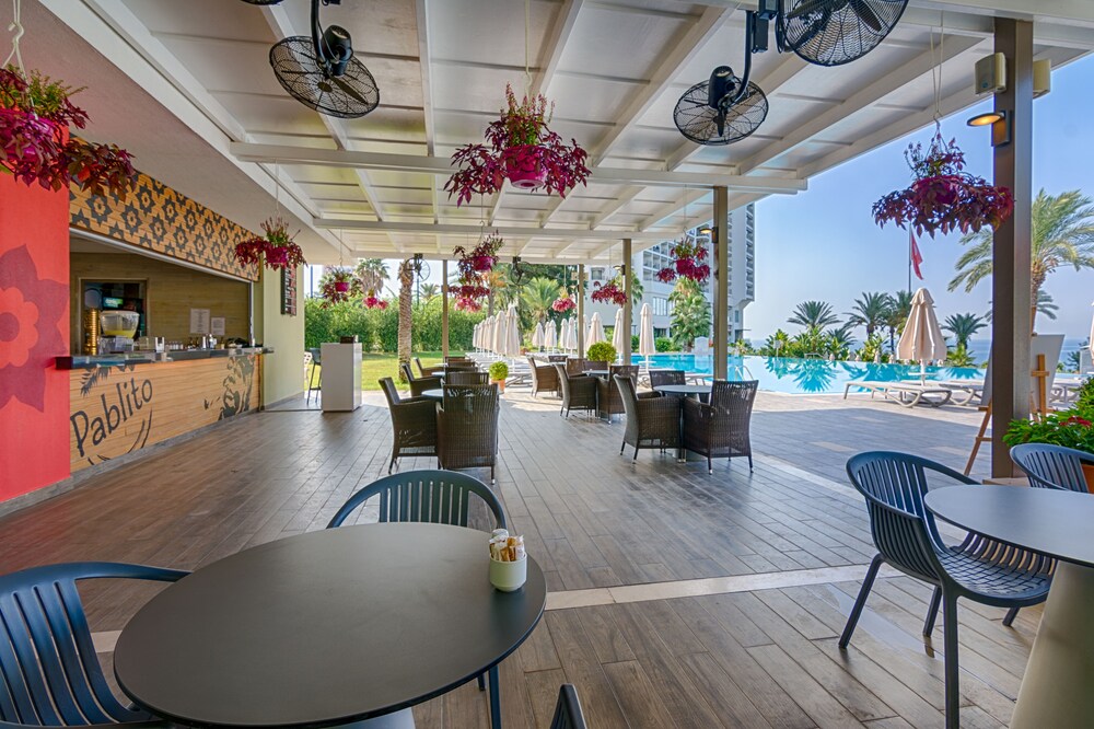 Poolside Bar