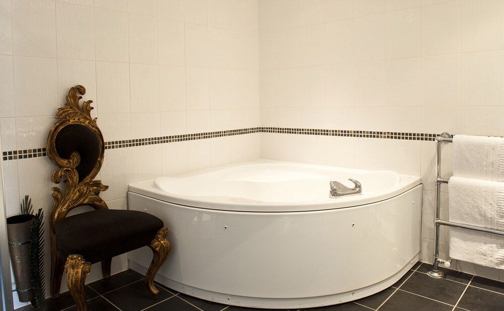 Deep Soaking Bathtub